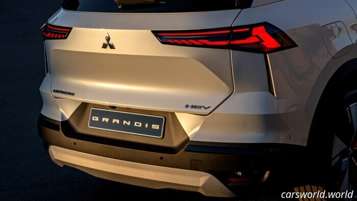 La cosa más Mitsubishi sobre su nuevo SUV híbrido podría ser el logotipo | Carscoops